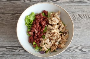 Салат с фасолью и консервированной горбушей Салат с фасолью и консервированной горбушей