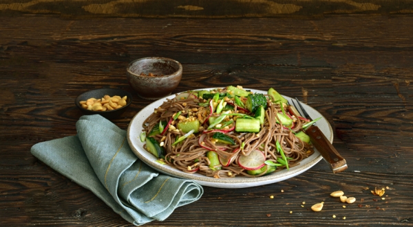 Салат из гречневой лапши с огурцами, редисом, арахисом и соевой заправкой, пошаговый рецепт с фото Салат из гречневой лапши с огурцами, редисом, арахисом и соевой заправкой, пошаговый рецепт с фото