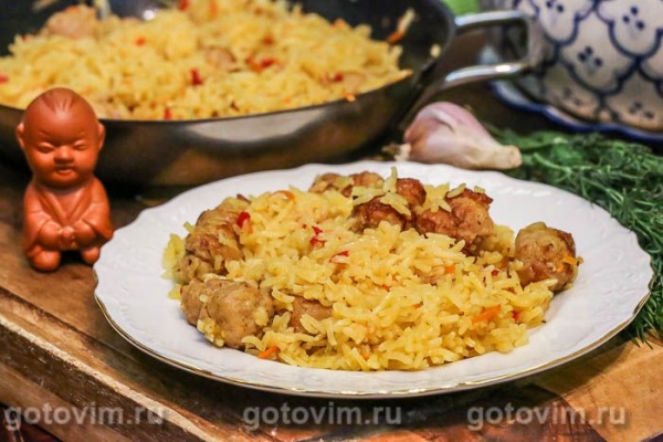 Рис с жареными колбасками и овощами Рис с жареными колбасками и овощами