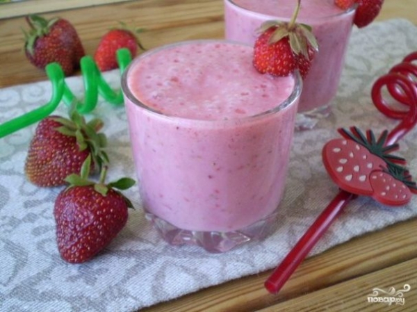 Клубничный коктейль в блендере Клубничный коктейль в блендере