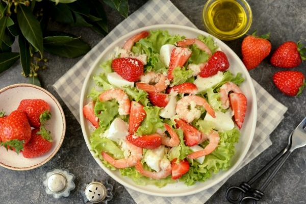 Салат с креветками и клубникой