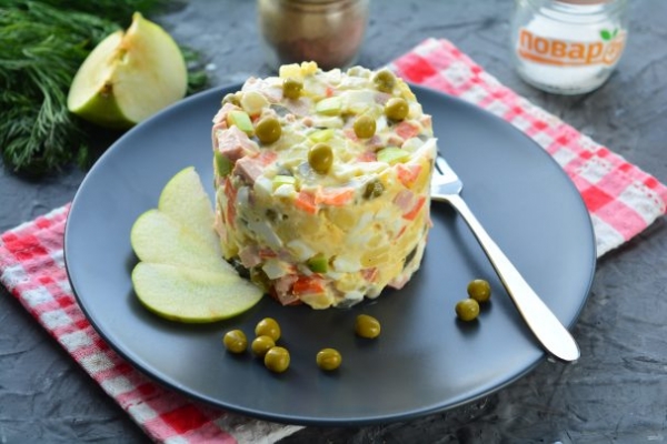 "Оливье" с яблоком и колбасой "Оливье" с яблоком и колбасой