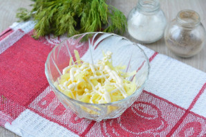 Салат с консервированной сайрой и яйцами Салат с консервированной сайрой и яйцами