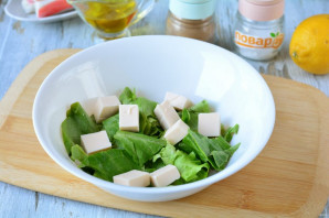 Салат с фетаксой и крабовыми палочками