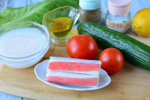 Салат с фетаксой и крабовыми палочками