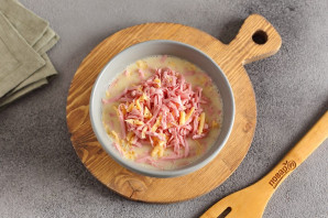 Рулетики из яйца, колбасы и сыра Рулетики из яйца, колбасы и сыра