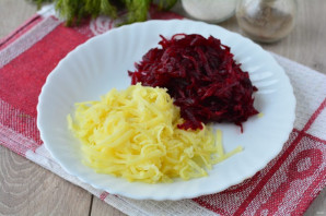 Салат с консервированной сайрой и яйцами Салат с консервированной сайрой и яйцами