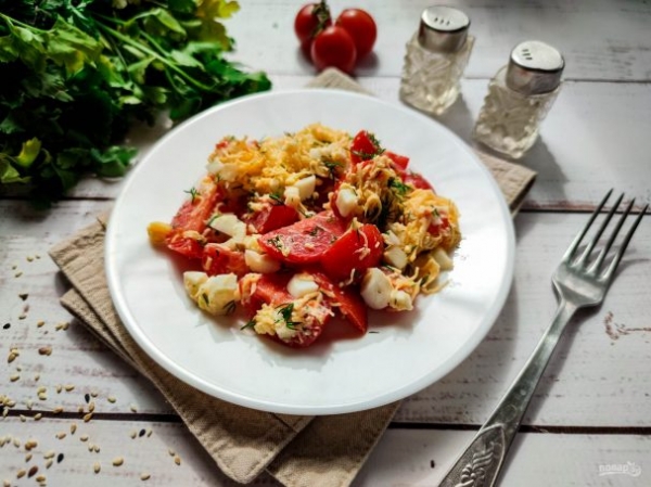 Салат с помидорами, сыром и чесноком Салат с помидорами, сыром и чесноком
