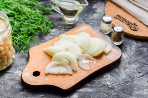 Салат из рыбных консервов с фасолью