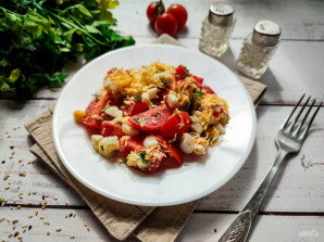 Салат с помидорами, сыром и чесноком Салат с помидорами, сыром и чесноком