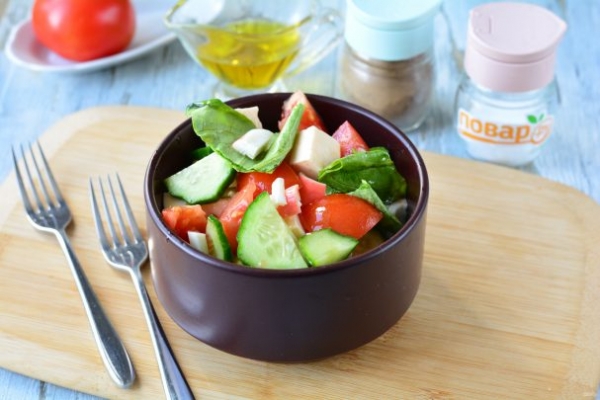 Салат с фетаксой и крабовыми палочками