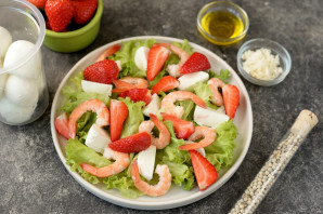 Салат с креветками и клубникой