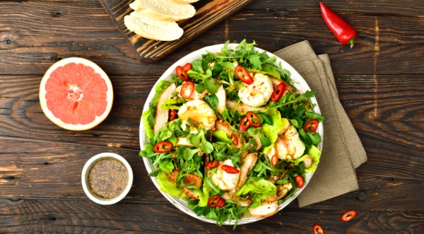 Салат с грудкой цыпленка, яйцом-пашот и соевым дрессингом, пошаговый рецепт с фото