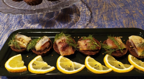 Мини-бутерброды с  селёдкой и шоколадными постными кексами, пошаговый рецепт с фото