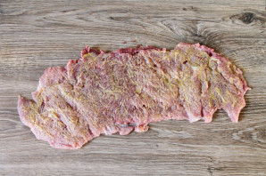 Рулет из свинины в духовке в рукаве