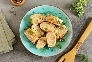 Рулетики из яйца, колбасы и сыра Рулетики из яйца, колбасы и сыра