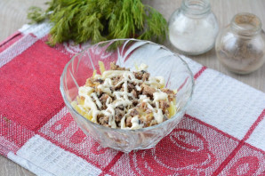 Салат с консервированной сайрой и яйцами Салат с консервированной сайрой и яйцами