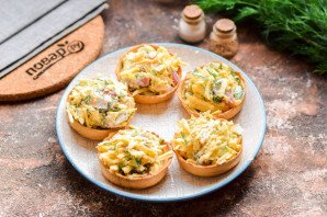 Тарталетки с беконом и сыром