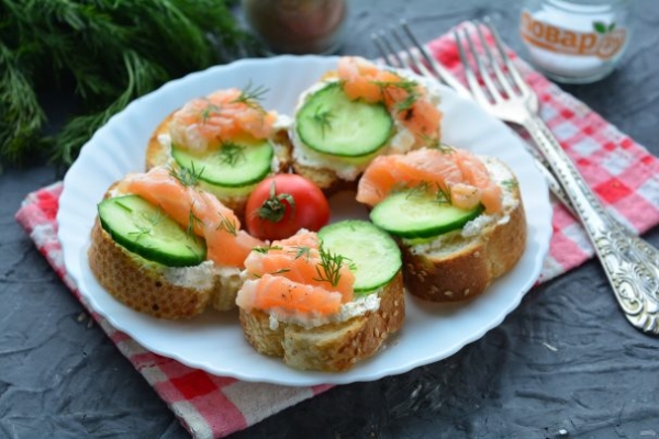 Бутерброды с рикоттой и красной рыбой Бутерброды с рикоттой и красной рыбой