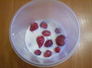 Клубничный коктейль в блендере Клубничный коктейль в блендере