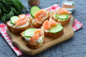 Бутерброды с рикоттой и красной рыбой Бутерброды с рикоттой и красной рыбой