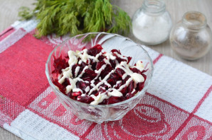 Салат с консервированной сайрой и яйцами Салат с консервированной сайрой и яйцами