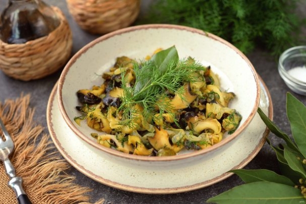 Рапаны жареные с луком Рапаны жареные с луком