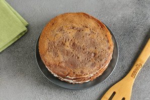 Шоколадный блинный торт с творожным кремом