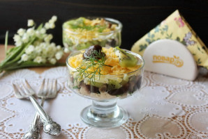 Салат с курицей, киви и грибами