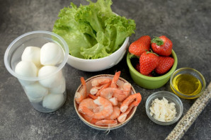 Салат с креветками и клубникой