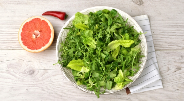 Салат с грудкой цыпленка, яйцом-пашот и соевым дрессингом, пошаговый рецепт с фото