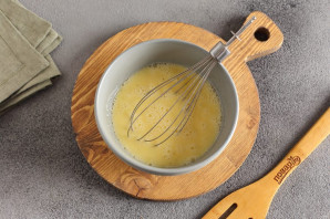 Рулетики из яйца, колбасы и сыра Рулетики из яйца, колбасы и сыра