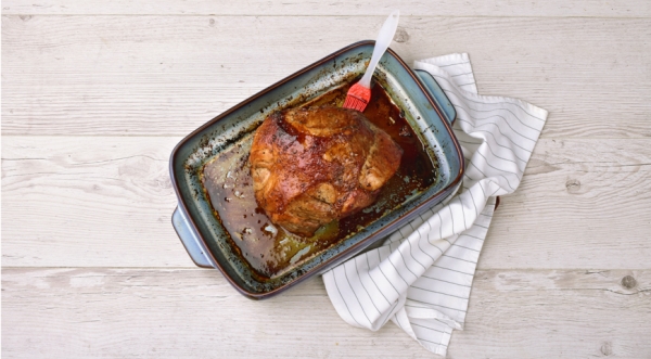 Свиной окорок, запеченный в соевой глазури, пошаговый рецепт с фото Свиной окорок, запеченный в соевой глазури, пошаговый рецепт с фото