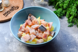 Салат из селедки с луком и горошком