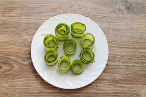 Рулетики из огурцов с креветками Рулетики из огурцов с креветками