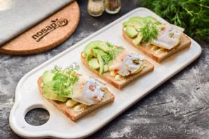 Бутерброды с авокадо и селедкой Бутерброды с авокадо и селедкой