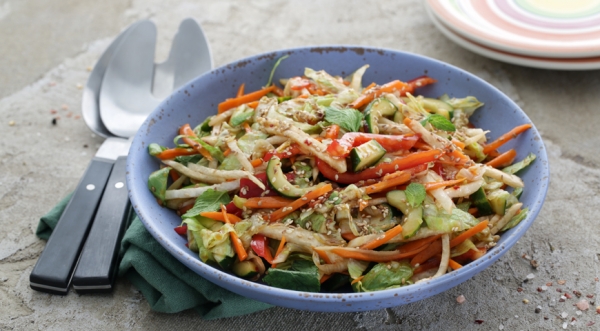 Салат из хрустящих овощей со сладким соусом чили, пошаговый рецепт с фото
