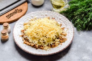 Слоеный салат с шампиньонами и сыром