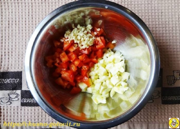 Фаршированные кабачки лодочки в духовке с овощами
Фаршированные кабачки лодочки в духовке с овощами