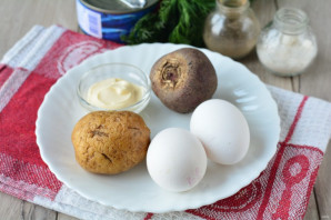 Салат с консервированной сайрой и яйцами Салат с консервированной сайрой и яйцами
