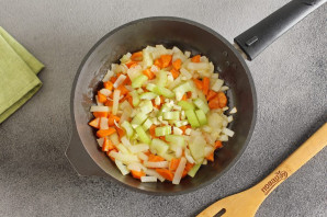 Паштет из куриной печени с сельдереем Паштет из куриной печени с сельдереем