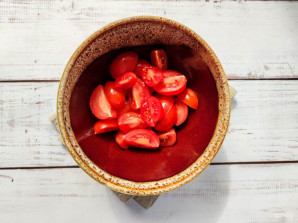 Салат с помидорами, сыром и чесноком Салат с помидорами, сыром и чесноком