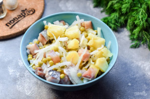 Салат из селедки с луком и горошком