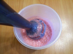 Клубничный коктейль в блендере Клубничный коктейль в блендере