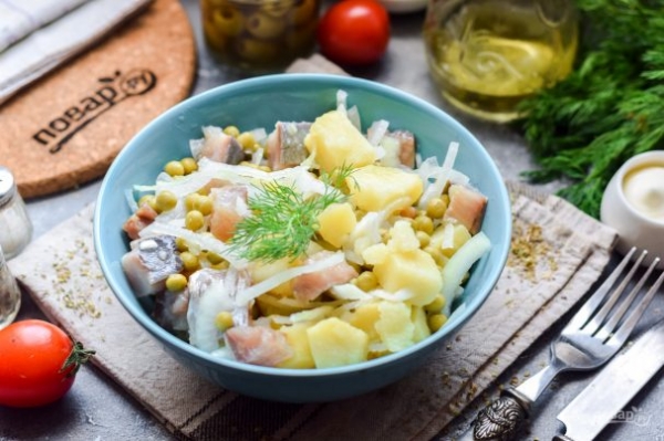Салат из селедки с луком и горошком
