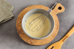 Рулетики из яйца, колбасы и сыра Рулетики из яйца, колбасы и сыра