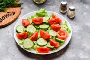 Салат с морепродуктами и помидорами Салат с морепродуктами и помидорами