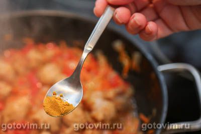 Рис с жареными колбасками и овощами Рис с жареными колбасками и овощами