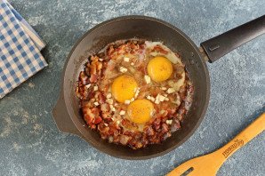 Рис с беконом и яйцом