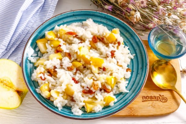 Рисовая каша с яблоками и изюмом Рисовая каша с яблоками и изюмом